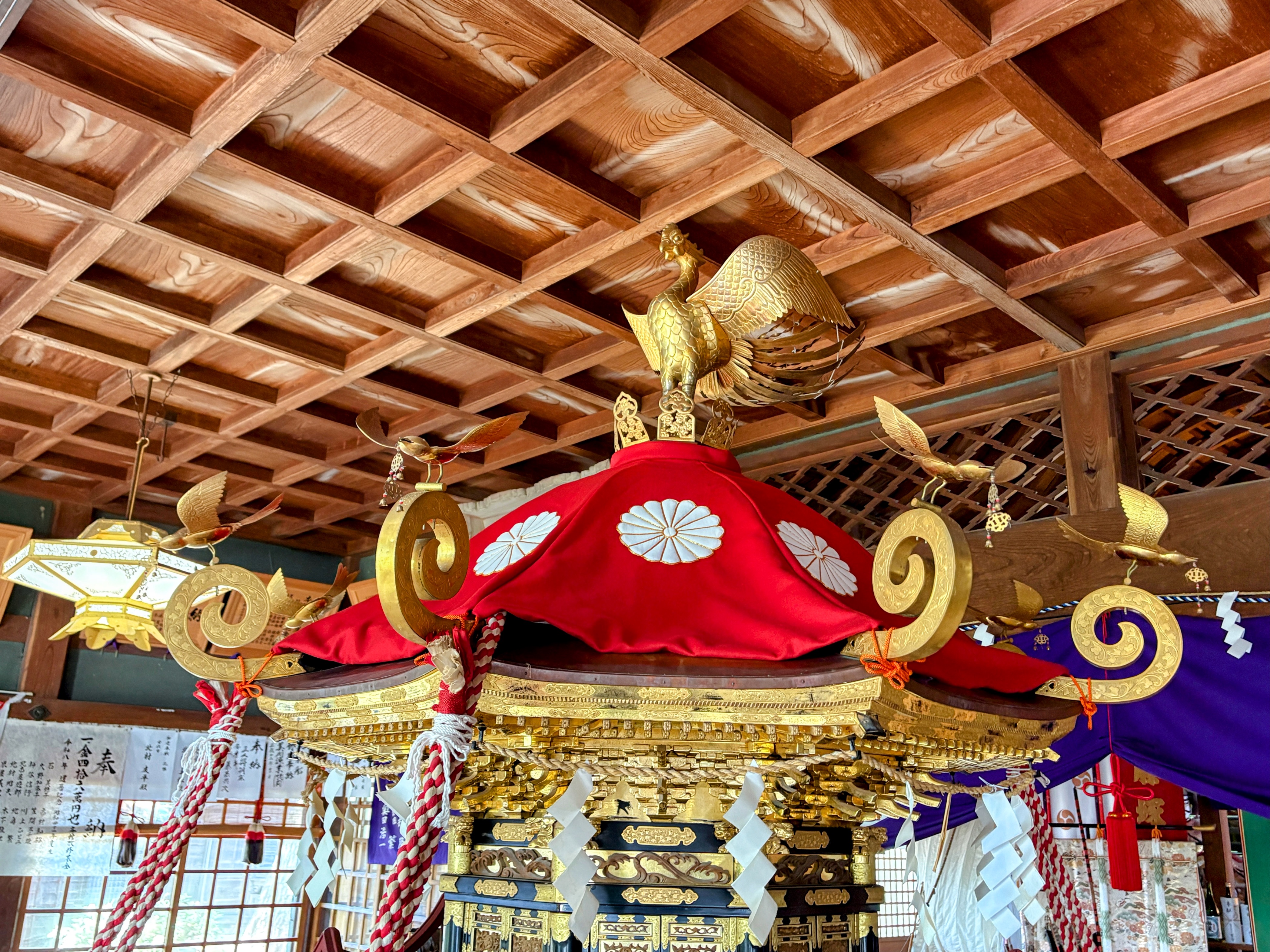 真新し日覆をまとう巡行用神輿