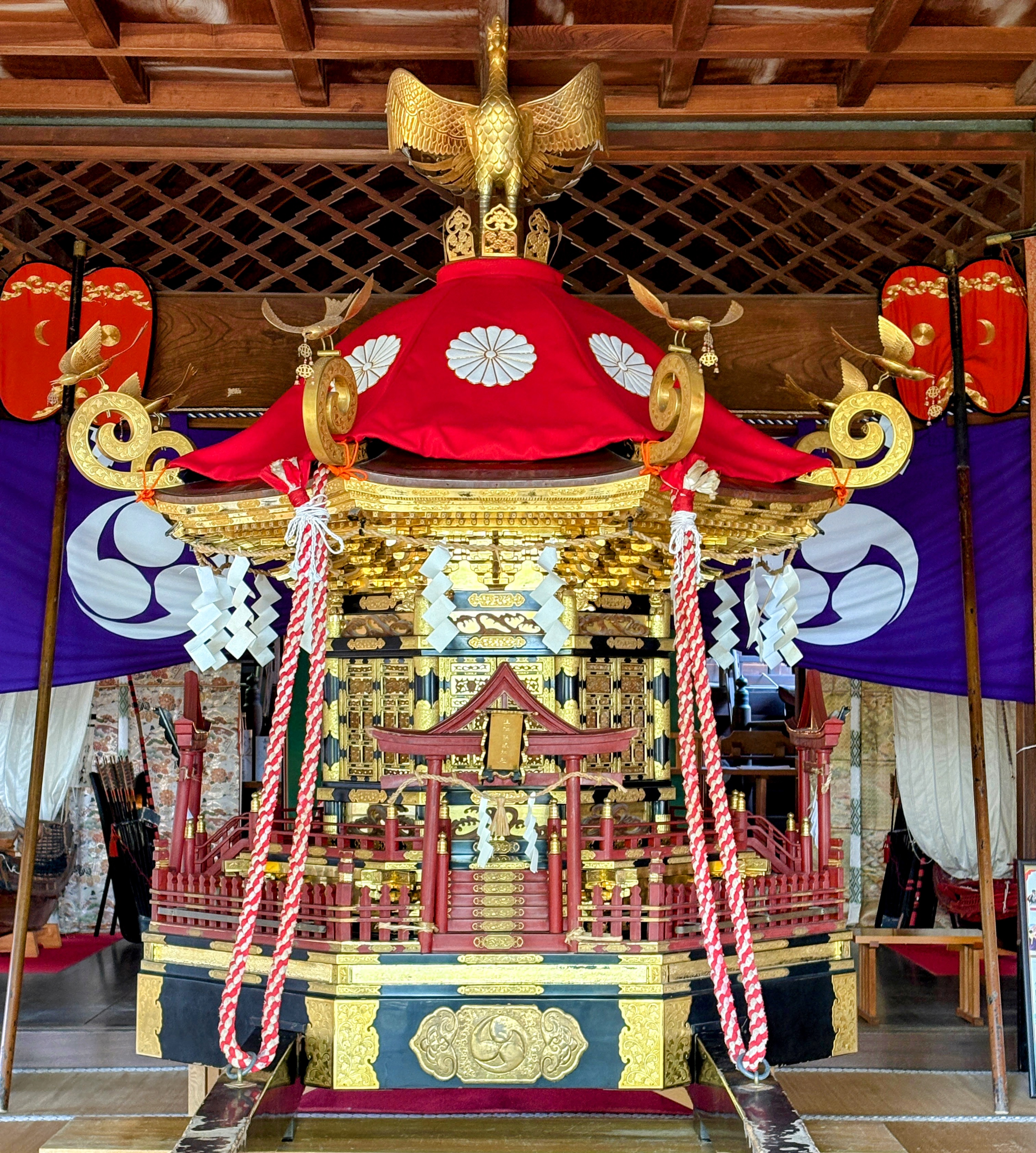 真新し日覆をまとう巡行用神輿